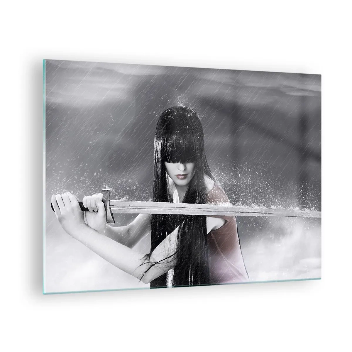 Cuadro sobre vidrio - Impresiones sobre Vidrio - Una mujer con una espada bajo la lluvia sobre un fondo monocromático. - 70x50cm - Hermosa y peligrosa - Decoración de pared moderna para salón y dormitorio ARTTOR
