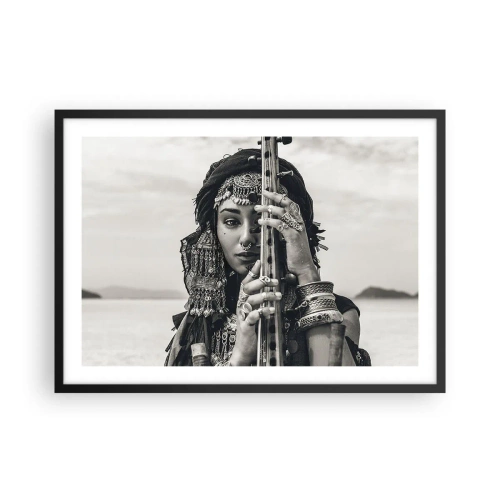 Póster en marco negro - Retrato de una mujer con joyas étnicas sosteniendo un instrumento en la mano. - 70x50cm - La música propia de Oriente - Decoración de pared moderna para salón y dormitorio ARTTOR