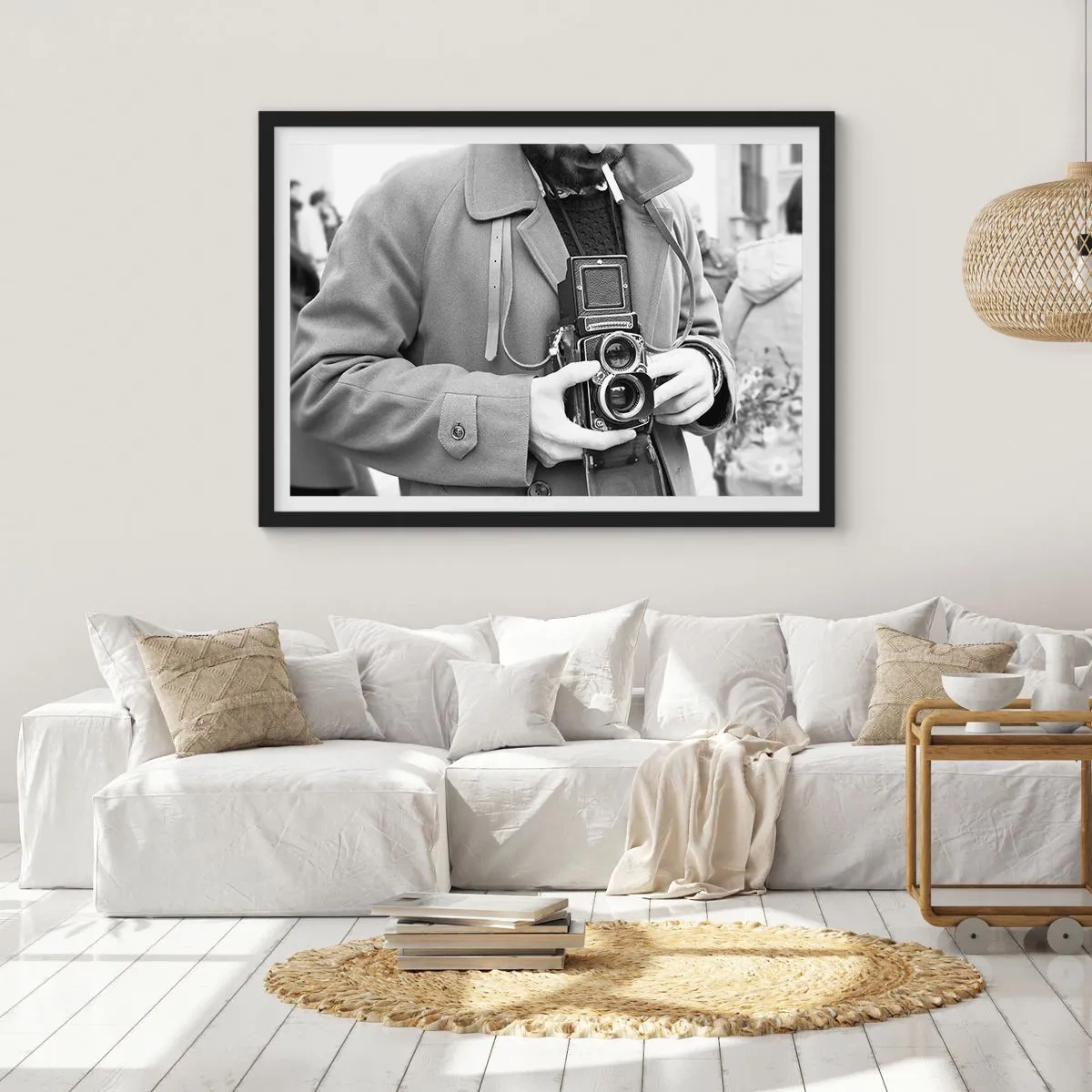 Póster en marco negro - Fotografía en blanco y negro de un hombre con una cámara retro. - 100x70cm - En estilo retro - Decoración de pared moderna para salón y dormitorio ARTTOR