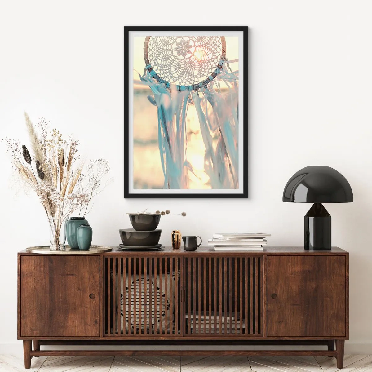 Póster en marco negro - Un atrapasueños de encaje al resplandor del sol poniente, con un fondo claro. - 50x70cm - Tótem sagrado - Decoración de pared moderna para salón y dormitorio ARTTOR