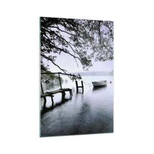 Cuadro sobre vidrio - Impresiones sobre Vidrio - Un embarcadero sobre el agua con un barco al fondo rodeado de un paisaje brumoso. - 70x100cm - Ya estás descansando - Decoración de pared moderna para salón y dormitorio ARTTOR