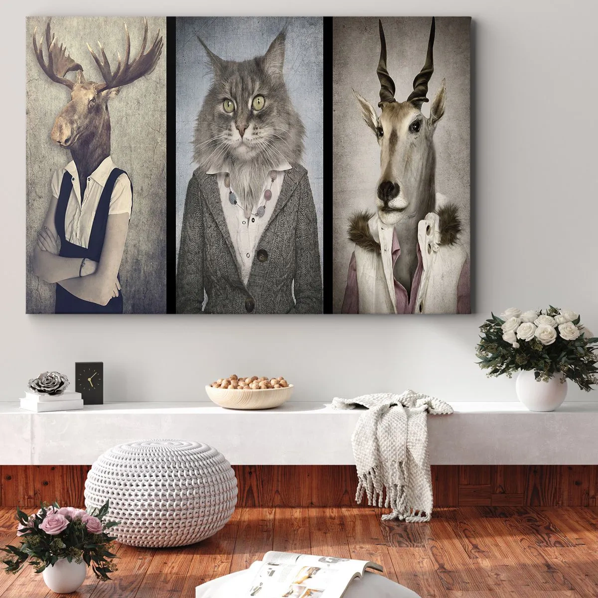 Cuadro sobre lienzo - Impresión de Imagen - Un tríptico con figuras de animales con ropas elegantes sobre un fondo estilizado. - 120x80cm - Las pieles vuelven a estar de moda - Decoración de pared moderna para salón y dormitorio ARTTOR