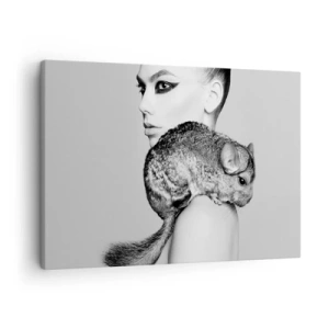 Cuadro sobre lienzo - Impresión de Imagen - Mujer estilizada con una chinchilla en una elegante composición en blanco y negro. - 70x50cm - Dama con chinchilla - Decoración de pared moderna para salón y dormitorio ARTTOR
