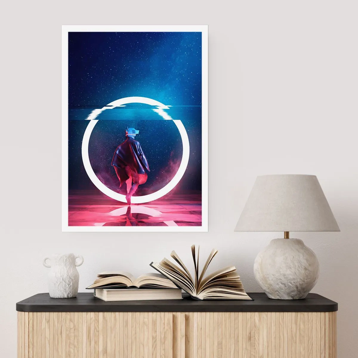 Póster - Una figura con un traje futurista y gafas de realidad virtual sobre el fondo de un círculo de luz. - 50x70cm - Entre mundos - Decoración de pared moderna para salón y dormitorio ARTTOR