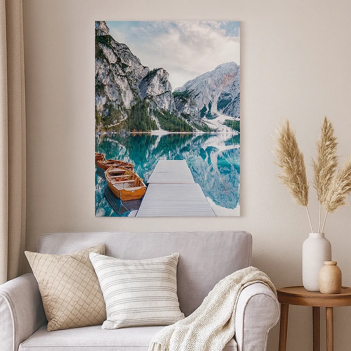Cuadro sobre lienzo - Impresión de Imagen - Un lago con barcos rodeado de montañas. - 50x70cm - Te mostraremos la fuente de la belleza - Decoración de pared moderna para salón y dormitorio ARTTOR