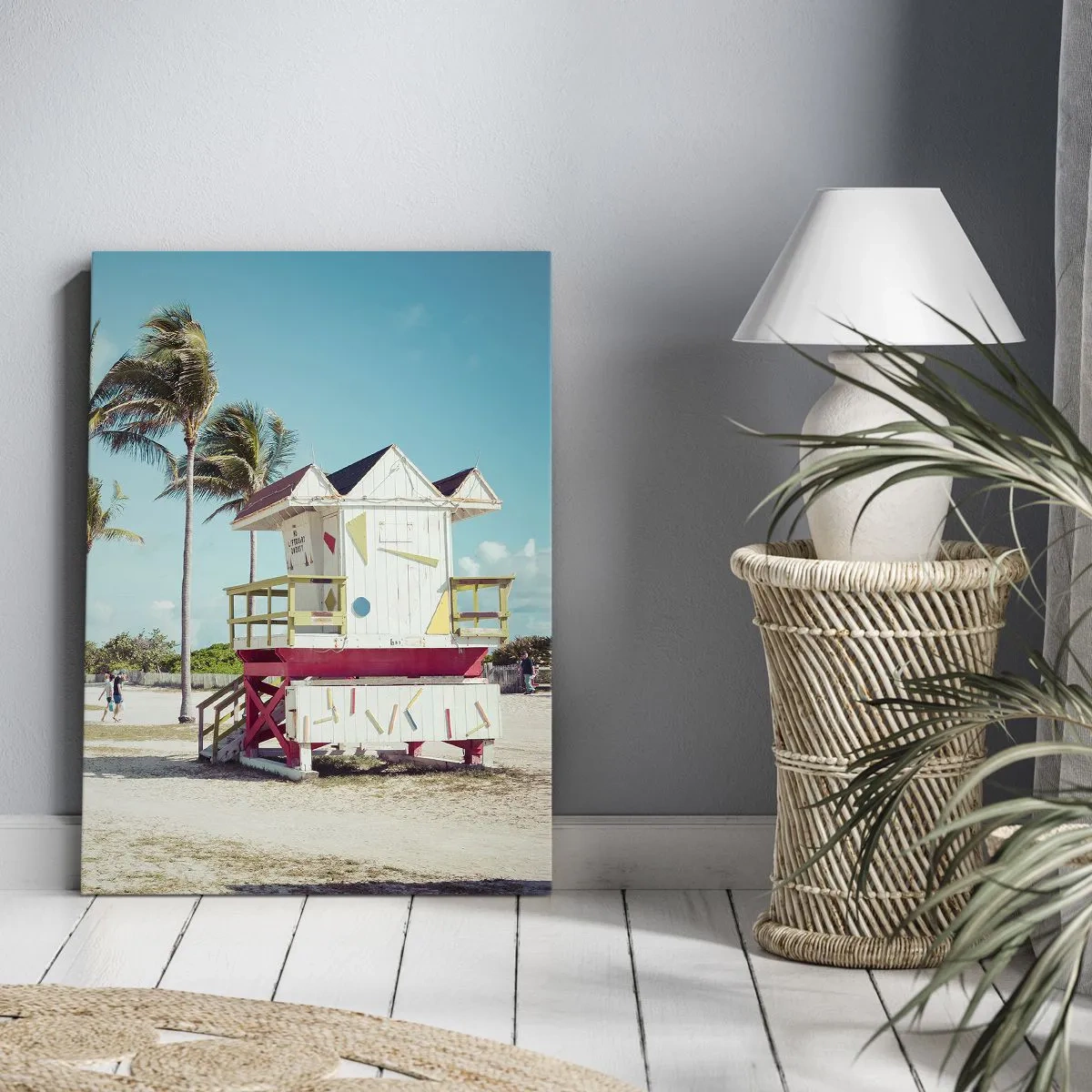 Cuadro sobre lienzo - Impresión de Imagen - Una playa con palmeras y una torre de salvavidas al fondo. - 50x70cm - Un hermoso día por delante - Decoración de pared moderna para salón y dormitorio ARTTOR