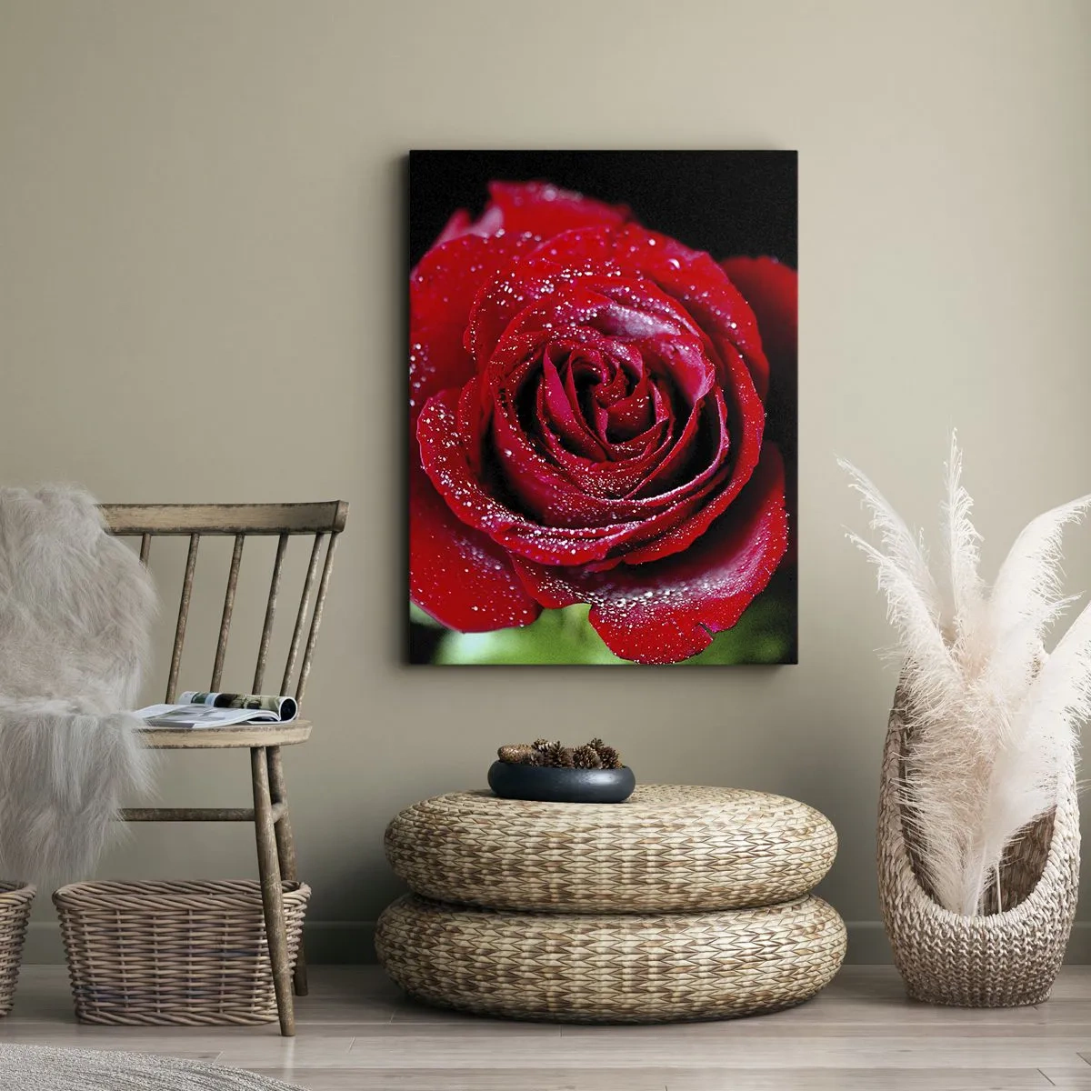 Cuadro sobre lienzo - Impresión de Imagen - Una rosa roja cubierta de gotas de rocío sobre un fondo negro. - 80x120cm - Eso es el amor - Decoración de pared moderna para salón y dormitorio ARTTOR