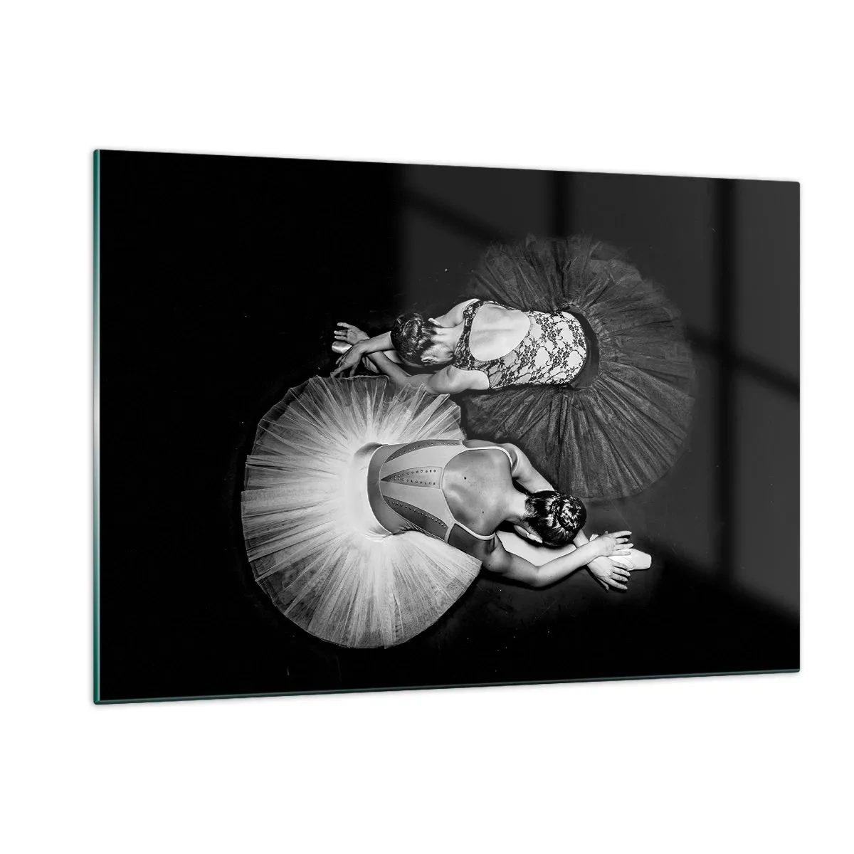 Cuadro sobre vidrio - Impresiones sobre Vidrio - Dos bailarinas en pose de descanso con tutús blancos y negros. - 120x80cm - Yin y yang: el equilibrio perfecto - Decoración de pared moderna para salón y dormitorio ARTTOR