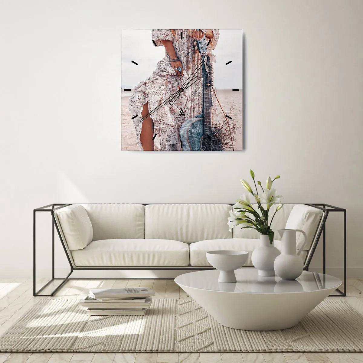 Reloj de pared - Reloj de vidrio - Mujer de estilo boho con guitarra en la playa - 30x30cm - Una flor en el camino - Decoración de pared moderna para salón y dormitorio ARTTOR