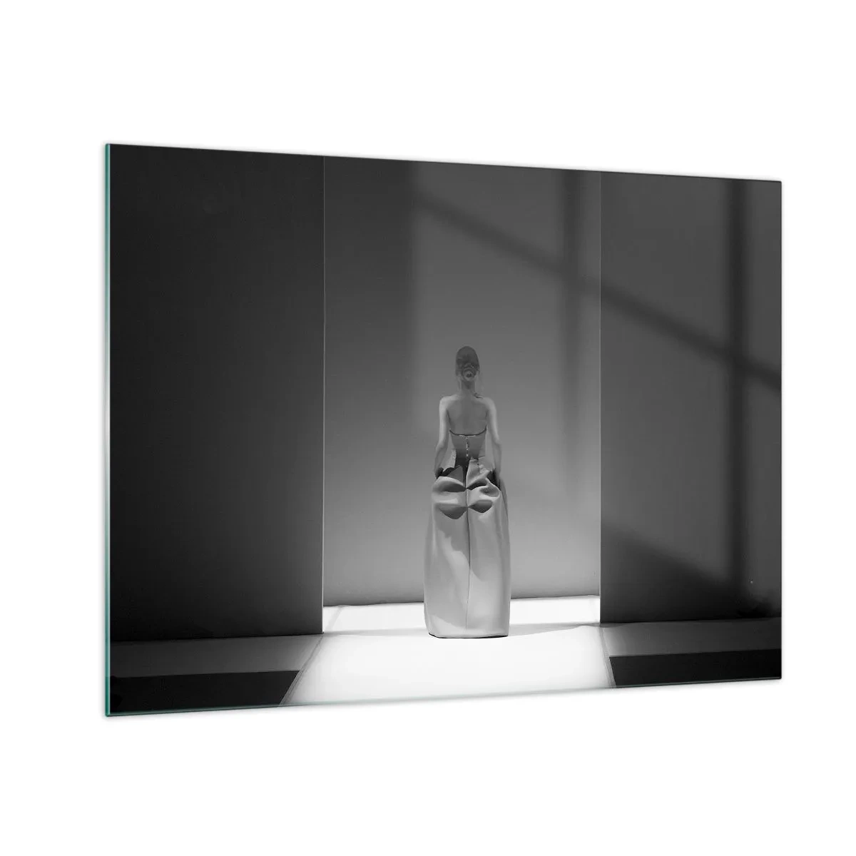Cuadro sobre vidrio - Impresiones sobre Vidrio - Una fotografía en blanco y negro de una mujer con un vestido sobre un fondo de luz. - 70x50cm - Sencillez refinada - Decoración de pared moderna para salón y dormitorio ARTTOR