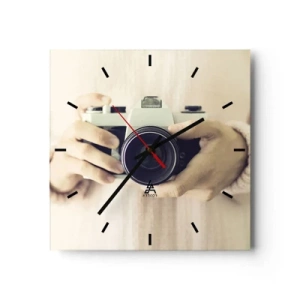 Reloj de pared - Reloj de vidrio - Cámara retro sostenida en las manos contra un fondo claro - 30x30cm - Una visión diferente - Decoración de pared moderna para salón y dormitorio ARTTOR
