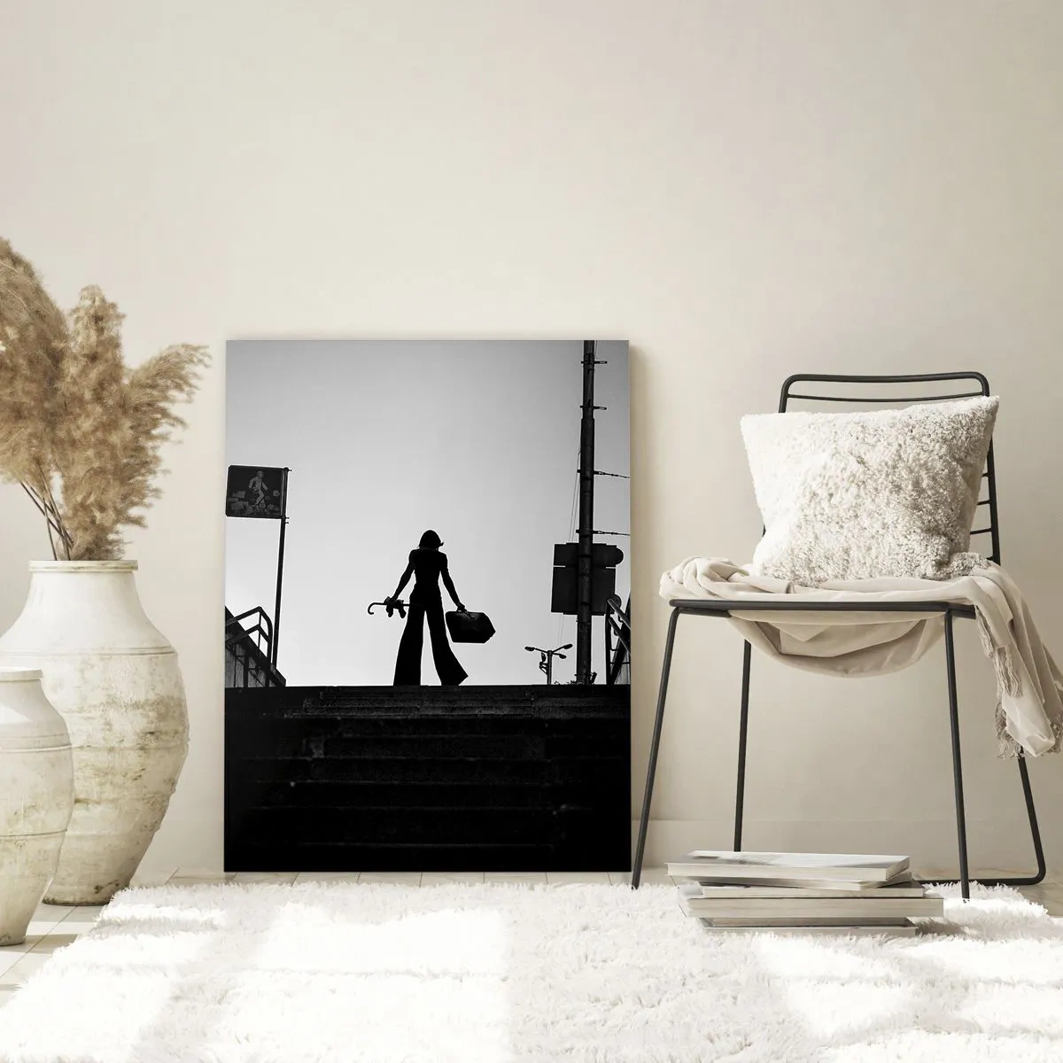 Cuadro sobre vidrio - Impresiones sobre Vidrio - Silueta en blanco y negro de una mujer con el paisaje urbano como telón de fondo - 50x70cm - Paseo urbano - Decoración de pared moderna para salón y dormitorio ARTTOR