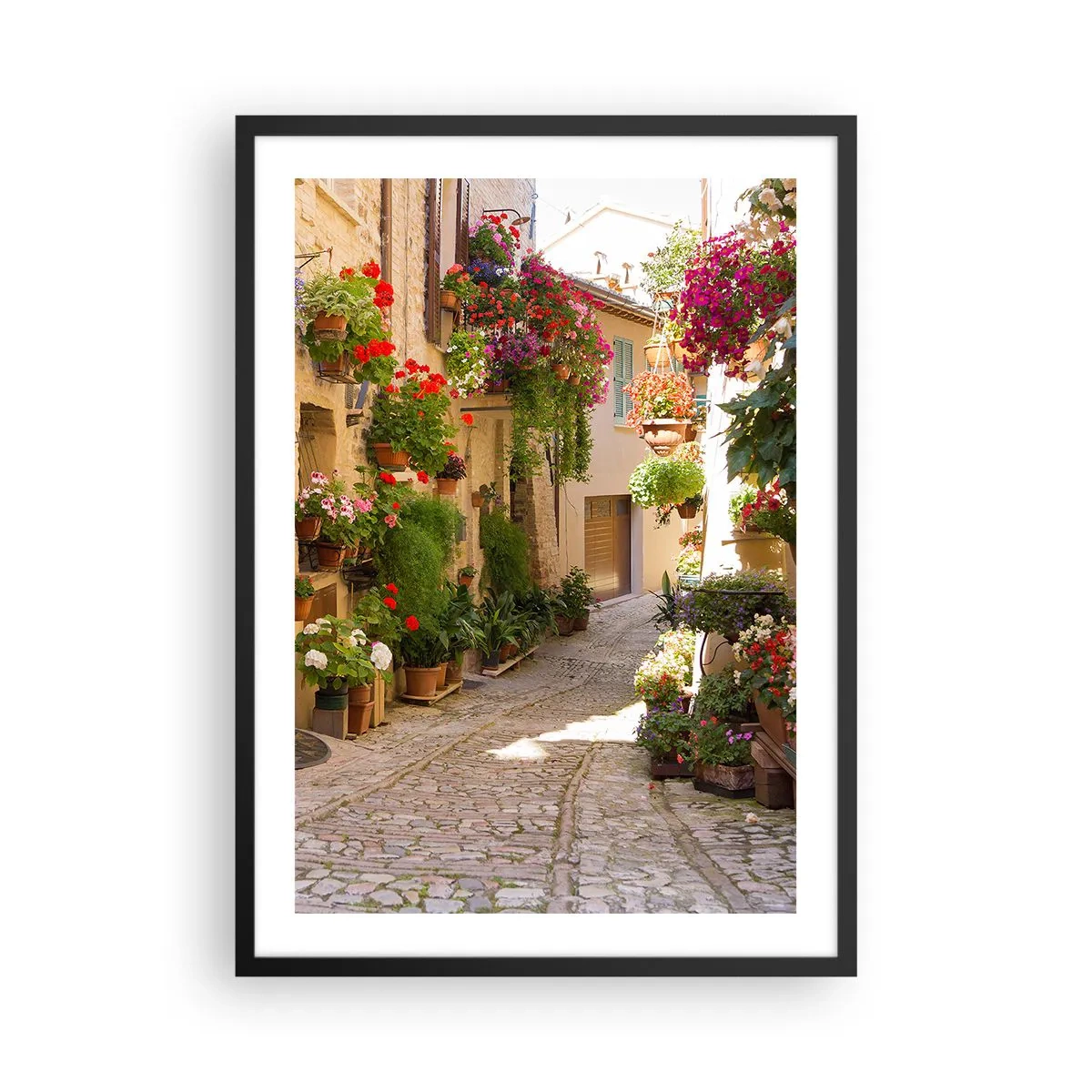 Póster en marco negro - Una calle florida con pavimento de piedra y macetas. - 50x70cm - En un torrente de flores - Decoración de pared moderna para salón y dormitorio ARTTOR