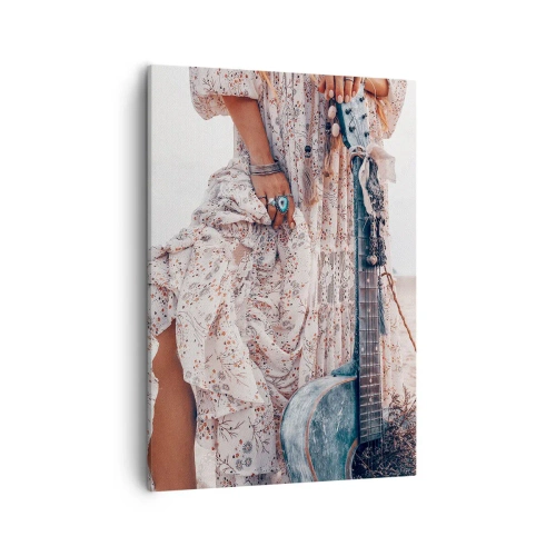 Cuadro sobre lienzo - Impresión de Imagen - Mujer de estilo boho con guitarra en la playa - 50x70cm - Una flor en el camino - Decoración de pared moderna para salón y dormitorio ARTTOR