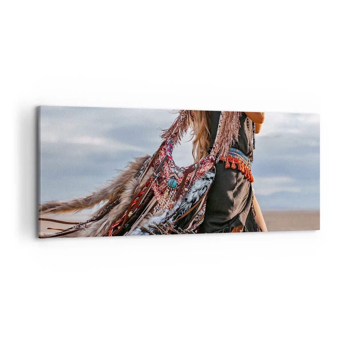 Cuadro sobre lienzo - Impresión de Imagen - Una mujer con estilo boho con detalles de plumas y joyas. - 120x50cm - La chamana - Decoración de pared moderna para salón y dormitorio ARTTOR