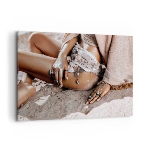 Cuadro sobre lienzo - Impresión de Imagen - Mujer bohemia en la playa con joyas - 100x70cm - Bañada por el sol y la arena - Decoración de pared moderna para salón y dormitorio ARTTOR