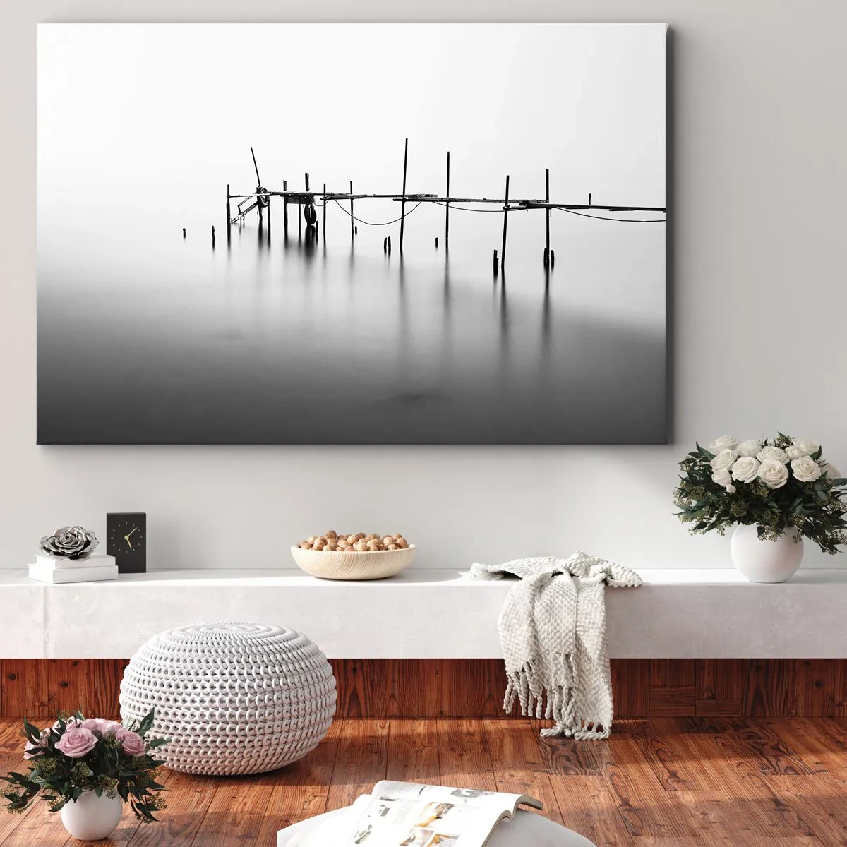 Cuadro sobre lienzo - Impresión de Imagen - Un embarcadero en blanco y negro inmerso en un paisaje brumoso. - 120x80cm - ¿Y si no hay mundo? - Decoración de pared moderna para salón y dormitorio ARTTOR