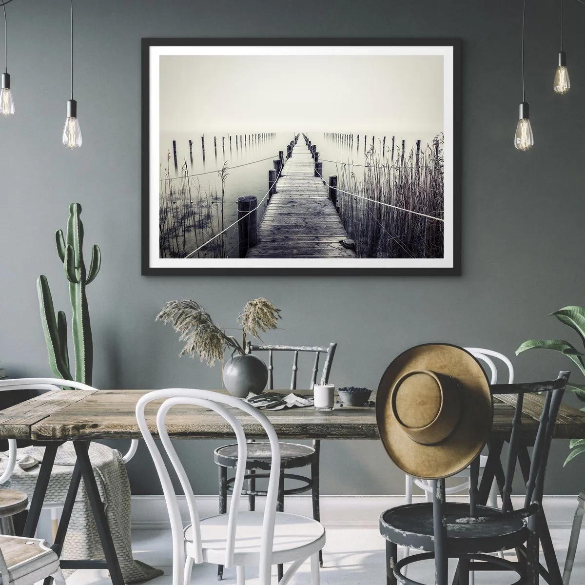 Póster en marco negro - Un puente de madera que conduce a un espacio brumoso. - 100x70cm - Sumergirse en la paz - Decoración de pared moderna para salón y dormitorio ARTTOR