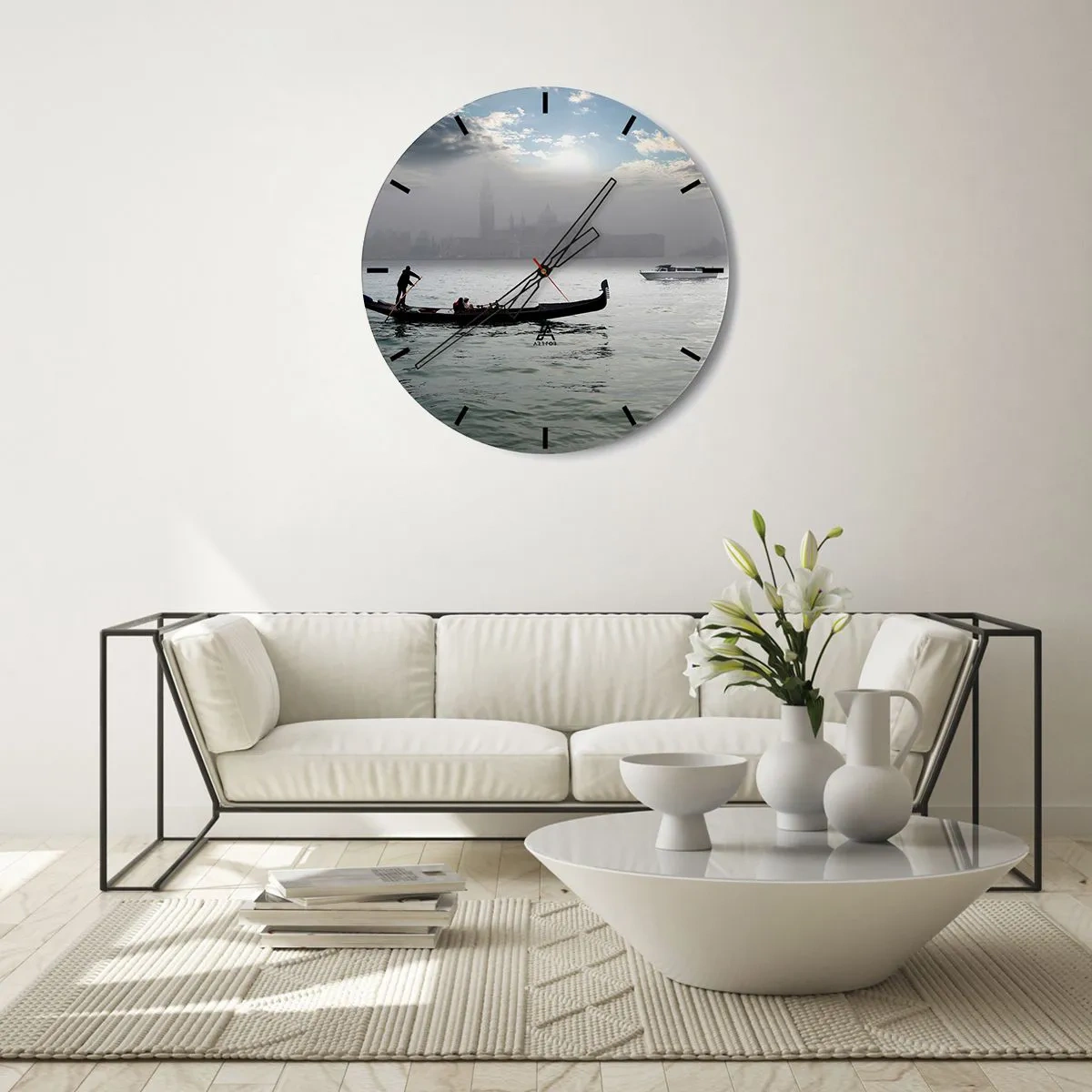 Reloj de pared - Reloj de vidrio - Una góndola en aguas tranquilas con un paisaje brumoso al fondo. - 30x30cm - Una fabulosa ciudad de agua y niebla - Decoración de pared moderna para salón, cocina y dormitorio ARTTOR