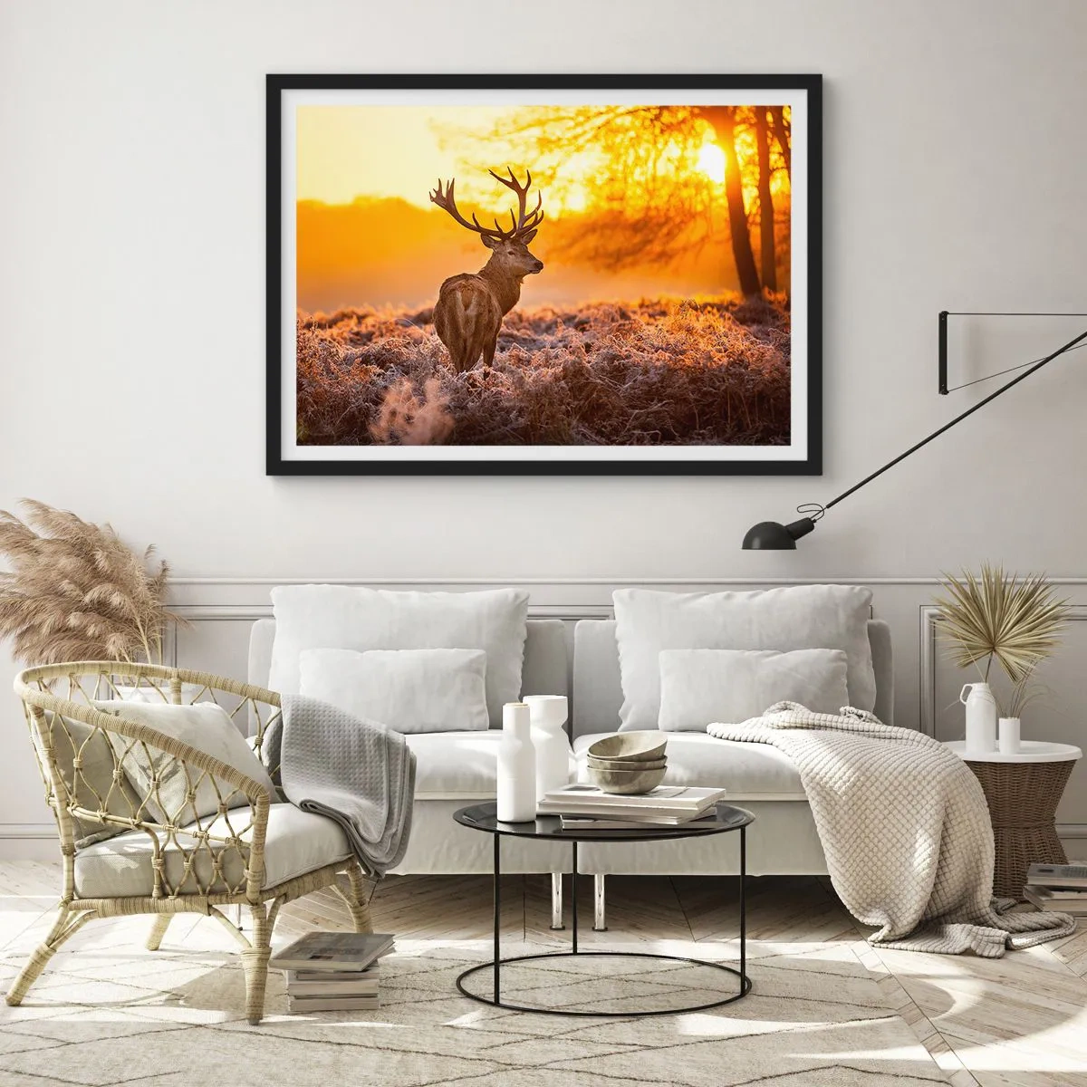 Póster en marco negro - Un ciervo con el telón de fondo de un bosque otoñal iluminado por el sol dorado. - 100x70cm - Rey del bosque de otoño - Decoración de pared moderna para salón y dormitorio ARTTOR
