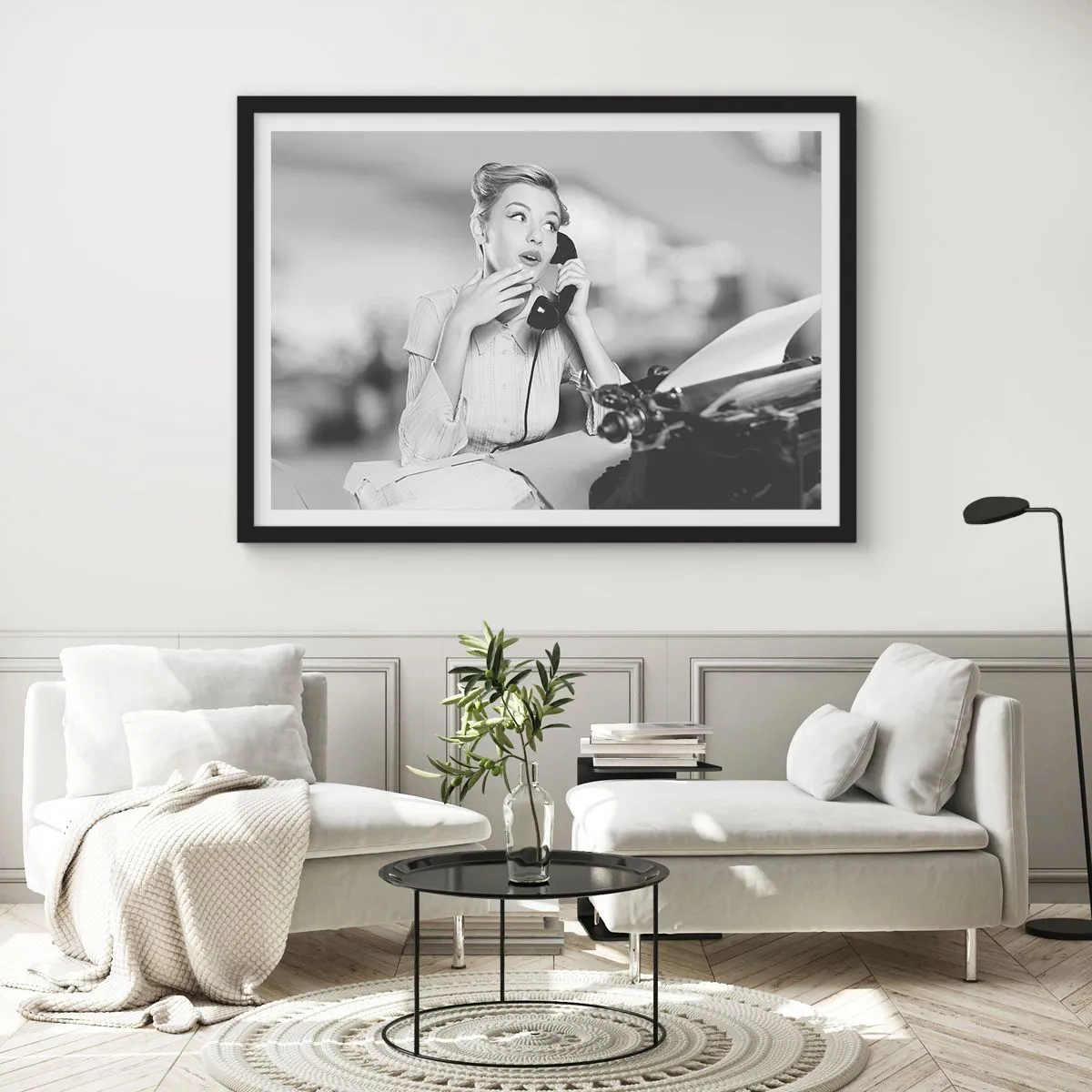Póster en marco negro - Una mujer hablando por teléfono frente a una máquina de escribir. - 100x70cm - ¿Diga?, estamos en los años 50. - Decoración de pared moderna para salón y dormitorio ARTTOR