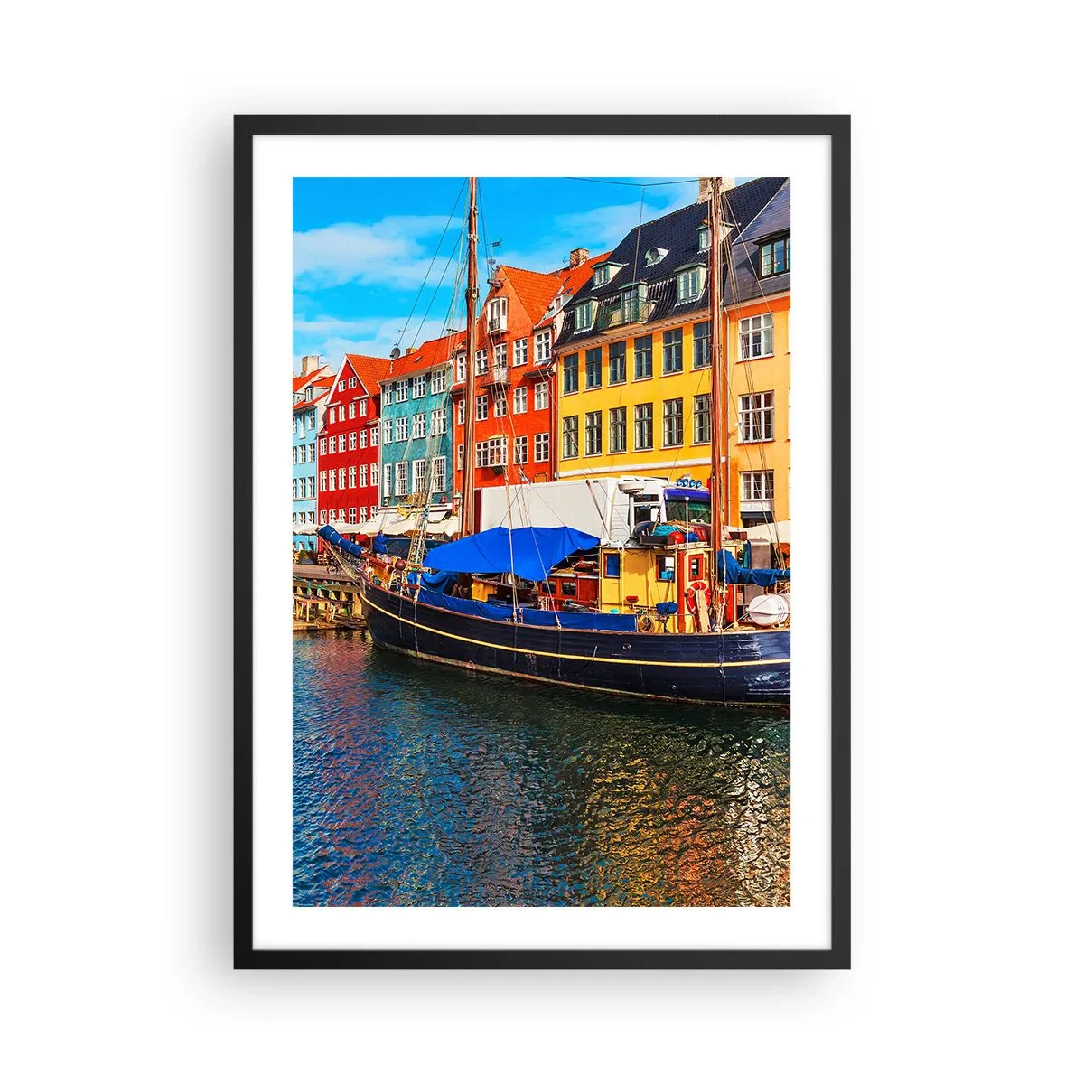 Póster en marco negro - Casas de vecindad coloridas en un canal con un barco - 50x70cm - Muelle alegre - Decoración de pared moderna para salón y dormitorio ARTTOR