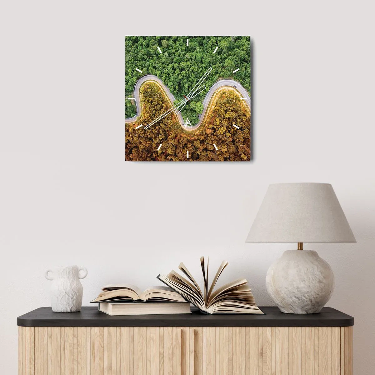 Reloj de pared - Reloj de vidrio - Un camino sinuoso a través del bosque visto a vista de pájaro. - 30x30cm - Frontera serpenteante - Decoración de pared moderna para salón y dormitorio ARTTOR