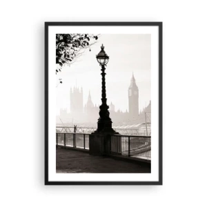 Póster en marco negro - Una fotografía en blanco y negro de un faro con los monumentos de la ciudad envueltos en niebla como telón de fondo. - 50x70cm - La mañana de Londres - Decoración de pared moderna para salón y dormitorio ARTTOR