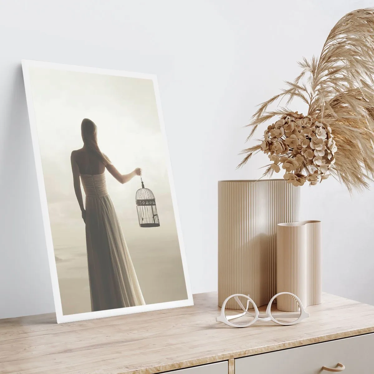 Póster - Una mujer con una jaula frente a un paisaje brumoso. - 50x70cm - Sé libre - Decoración de pared moderna para salón y dormitorio ARTTOR