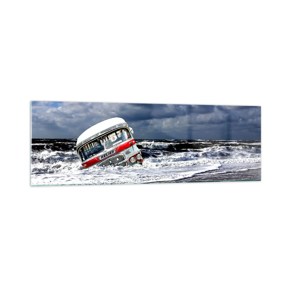 Cuadro sobre vidrio - Impresiones sobre Vidrio - Un autobús hundido en la playa en medio de olas y mares agitados - 160x50cm - ¿Y qué te sorprende? - Decoración de pared moderna para salón y dormitorio ARTTOR