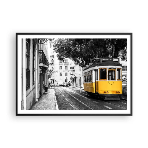 Póster en marco negro - Un tranvía amarillo con el telón de fondo de una calle en blanco y negro. - 100x70cm - Y un fado de fondo - Decoración de pared moderna para salón y dormitorio ARTTOR