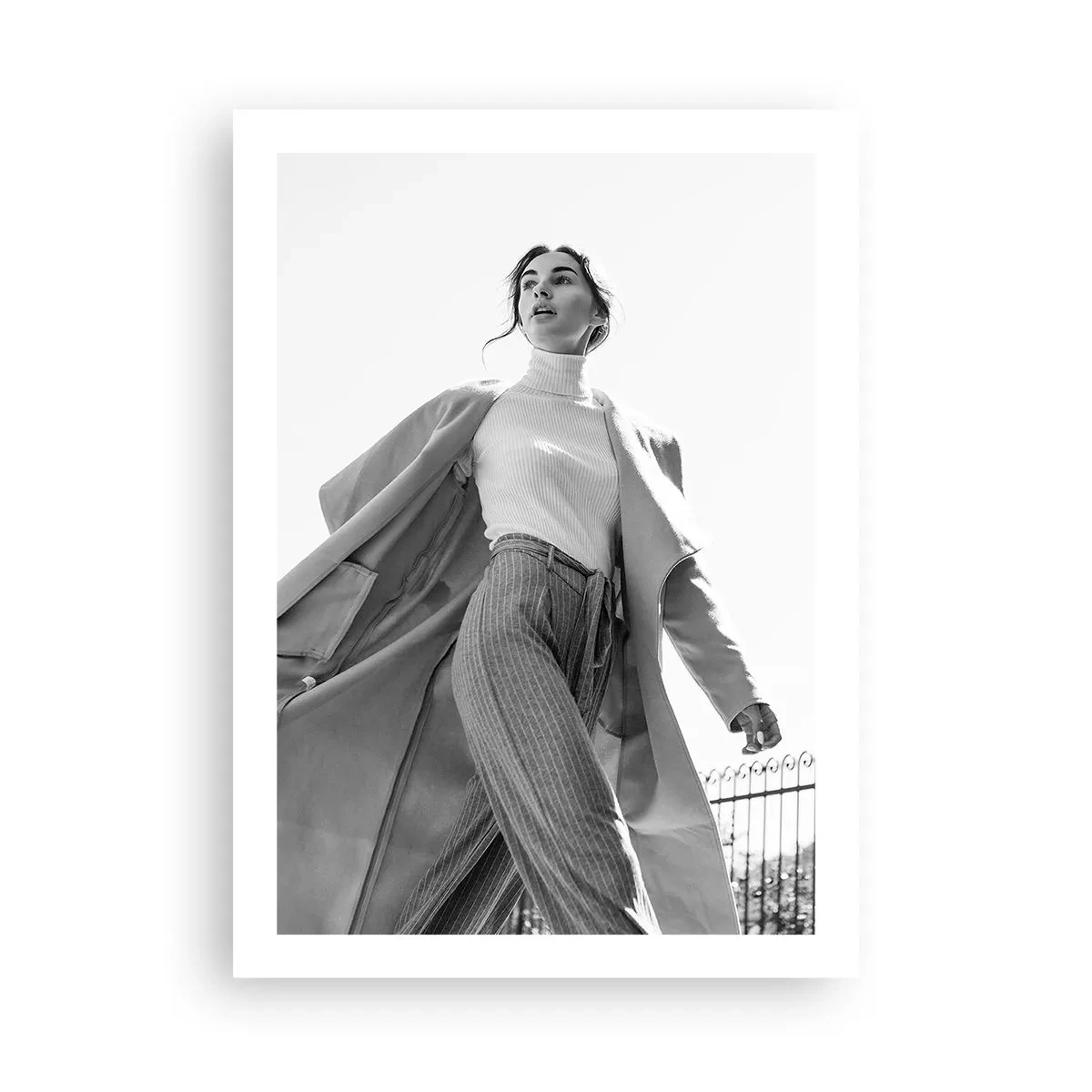 Póster - Una mujer elegante con un abrigo largo camina con confianza. - 50x70cm - ¿Vienes conmigo? - Decoración de pared moderna para salón y dormitorio ARTTOR
