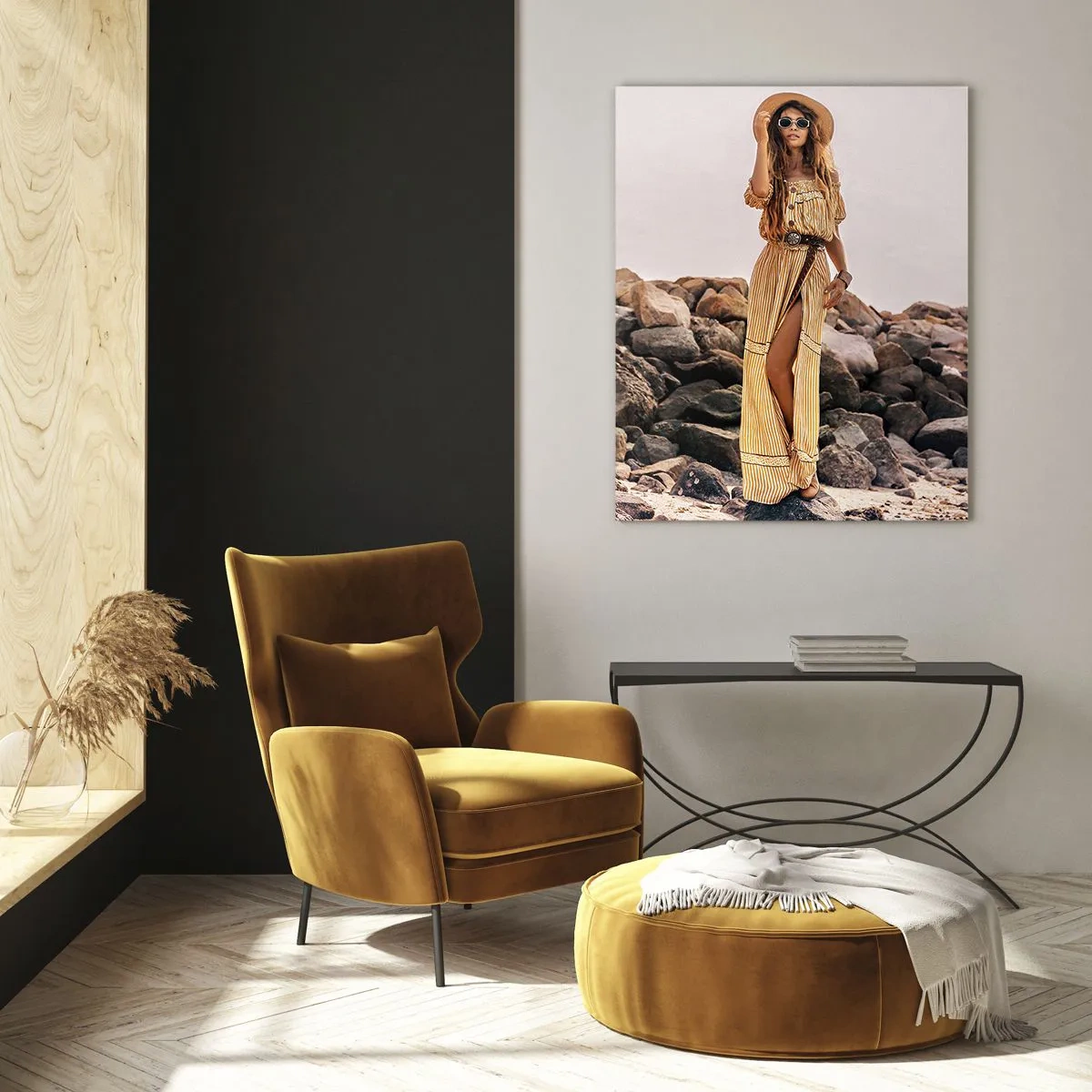 Cuadro sobre vidrio - Impresiones sobre Vidrio - Una mujer con estilo boho sobre un fondo de playa rocosa. - 80x120cm - La magia de las piedras - Decoración de pared moderna para salón y dormitorio ARTTOR