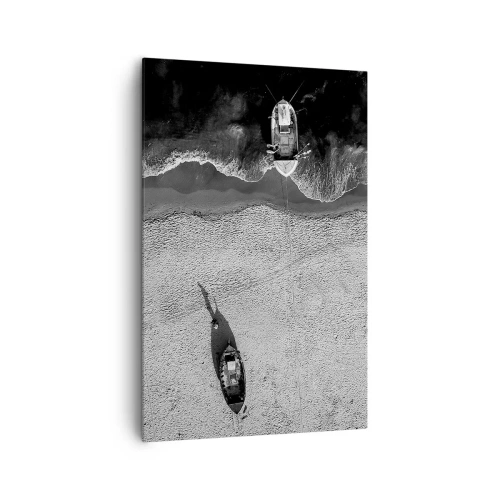 Cuadro sobre lienzo - Impresión de Imagen - Vista aérea en blanco y negro de barcos en la playa. - 80x120cm - Aún en la orilla... - Decoración de pared moderna para salón y dormitorio ARTTOR