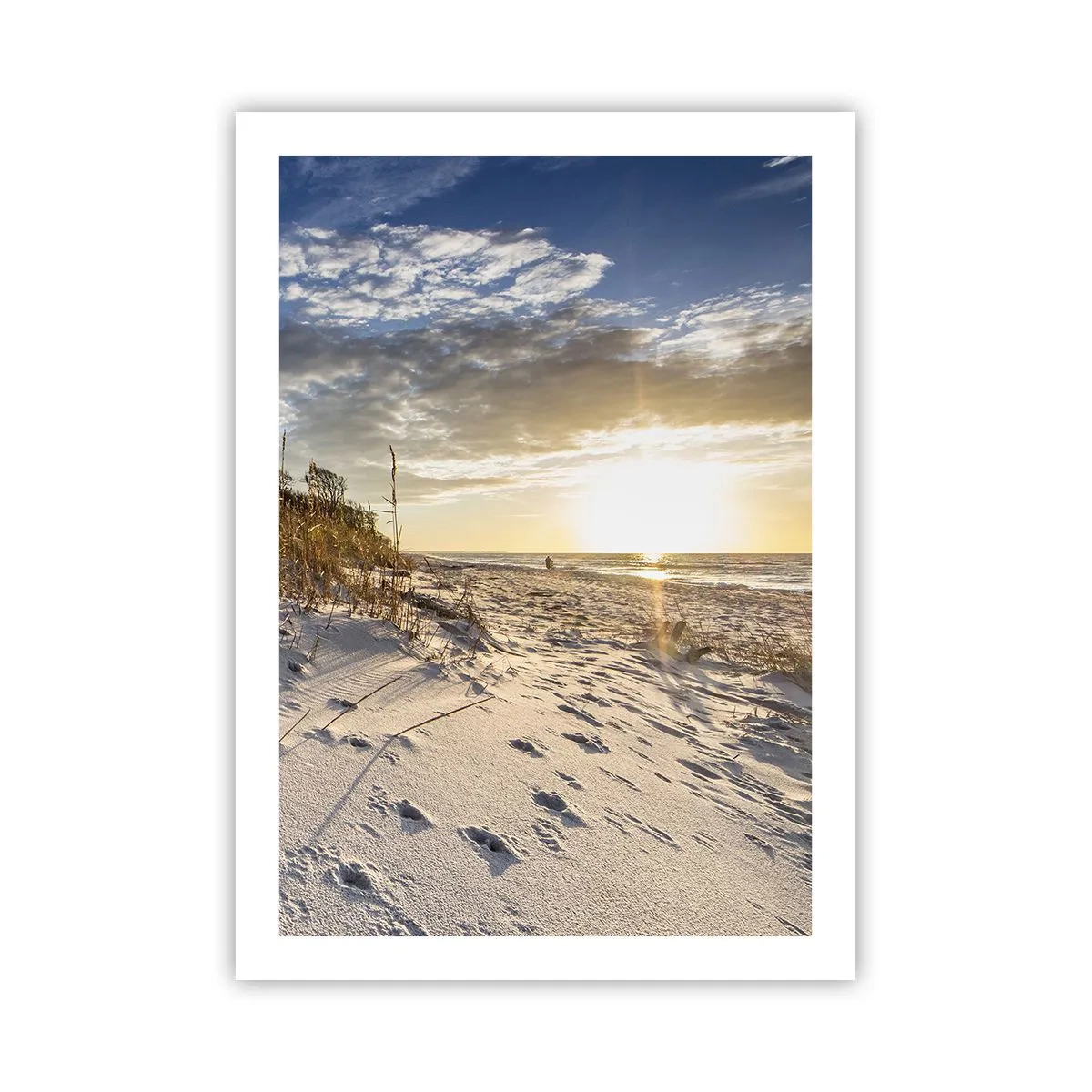Póster - Una playa de arena iluminada por el sol poniente. - 50x70cm - Invitación a un paseo - Decoración de pared moderna para salón y dormitorio ARTTOR