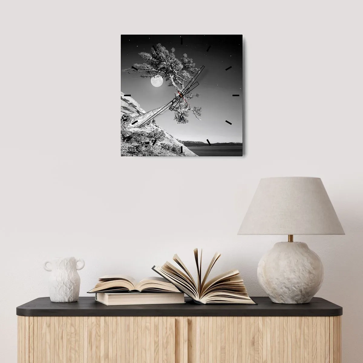 Reloj de pared - Reloj de vidrio - Árbol en blanco y negro en un acantilado con la luna al fondo - 30x30cm - Un guerrero victorioso - Decoración de pared moderna para salón y dormitorio ARTTOR
