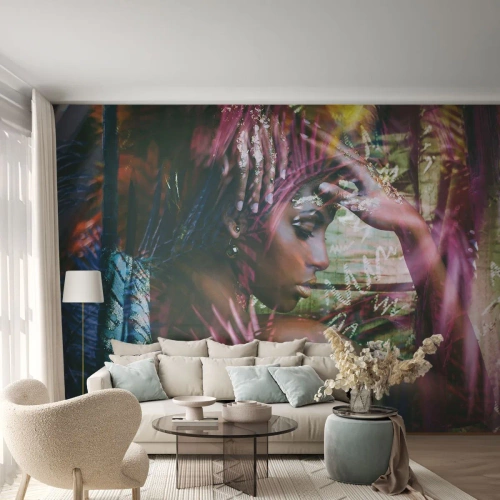 Fotomural Premium Sand - Retrato de una mujer bajo la luz tropical - 100x70cm - La madre naturaleza en la selva - Decoración de pared moderna para salón y dormitorio ARTTOR