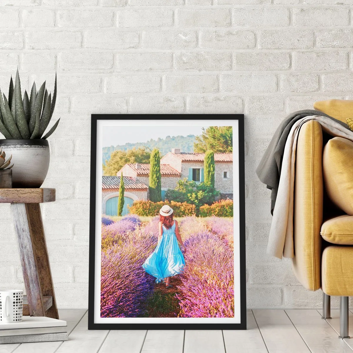 Póster en marco negro - Una mujer con un vestido azul caminando por un campo de lavanda. - 50x70cm - La chica de la lavanda - Decoración de pared moderna para salón y dormitorio ARTTOR