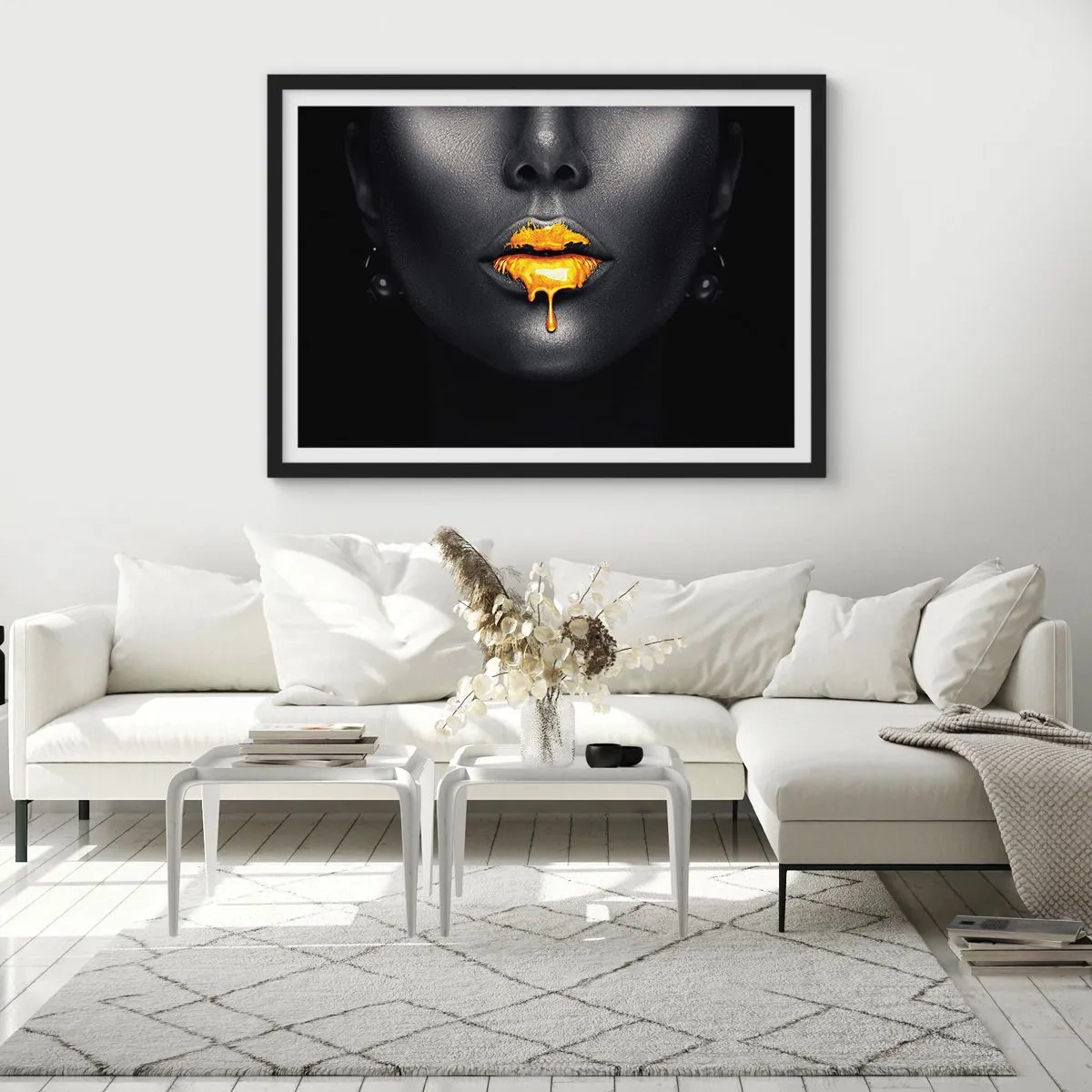 Póster en marco negro - Retrato en negro y dorado de una mujer con una gota de oro en los labios. - 70x50cm - Labios de oro - Decoración de pared moderna para salón y dormitorio ARTTOR