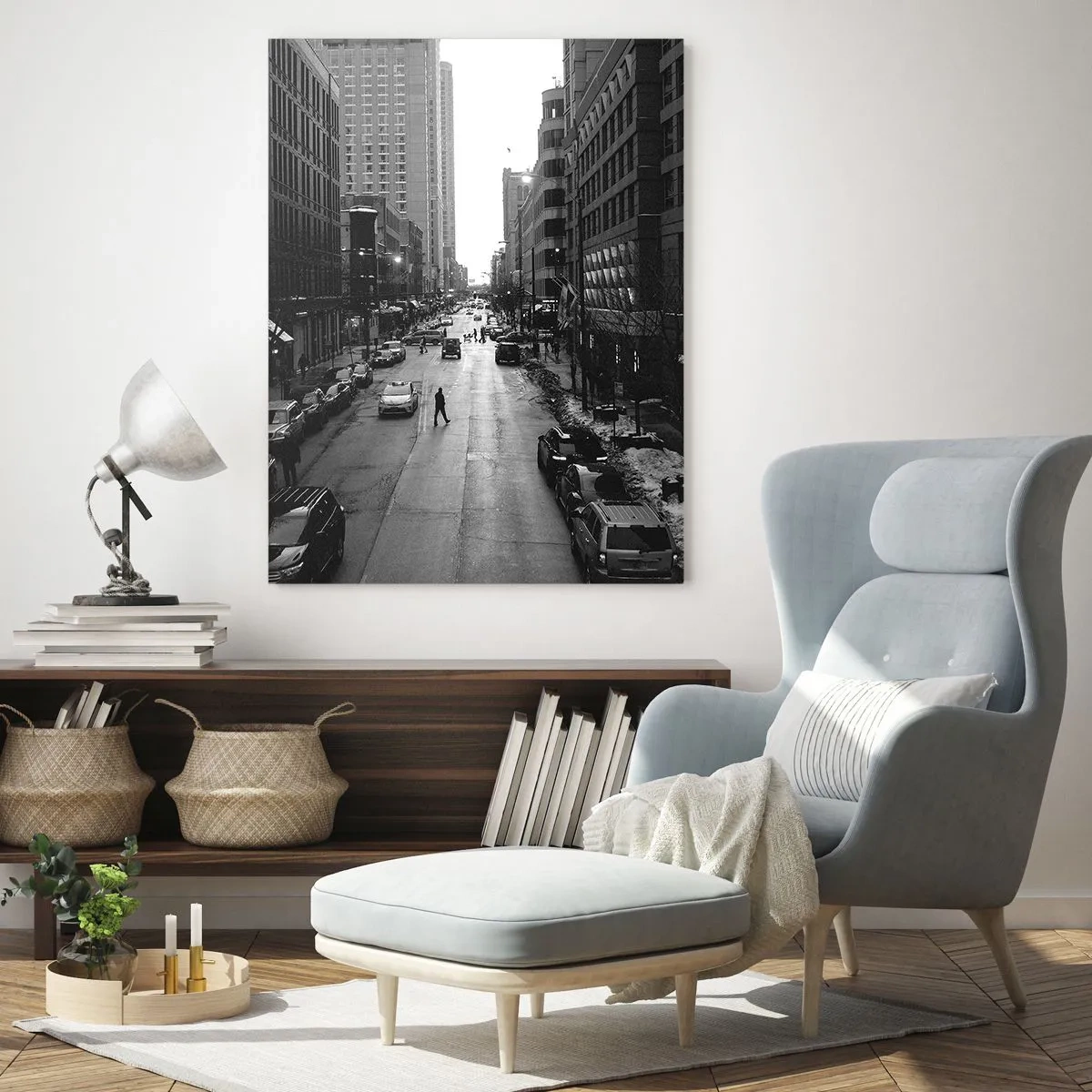 Cuadro sobre vidrio - Impresiones sobre Vidrio - Una calle en blanco y negro con un transeúnte entre edificios modernos. - 50x70cm - Un día como otro cualquiera - Decoración de pared moderna para salón y dormitorio ARTTOR