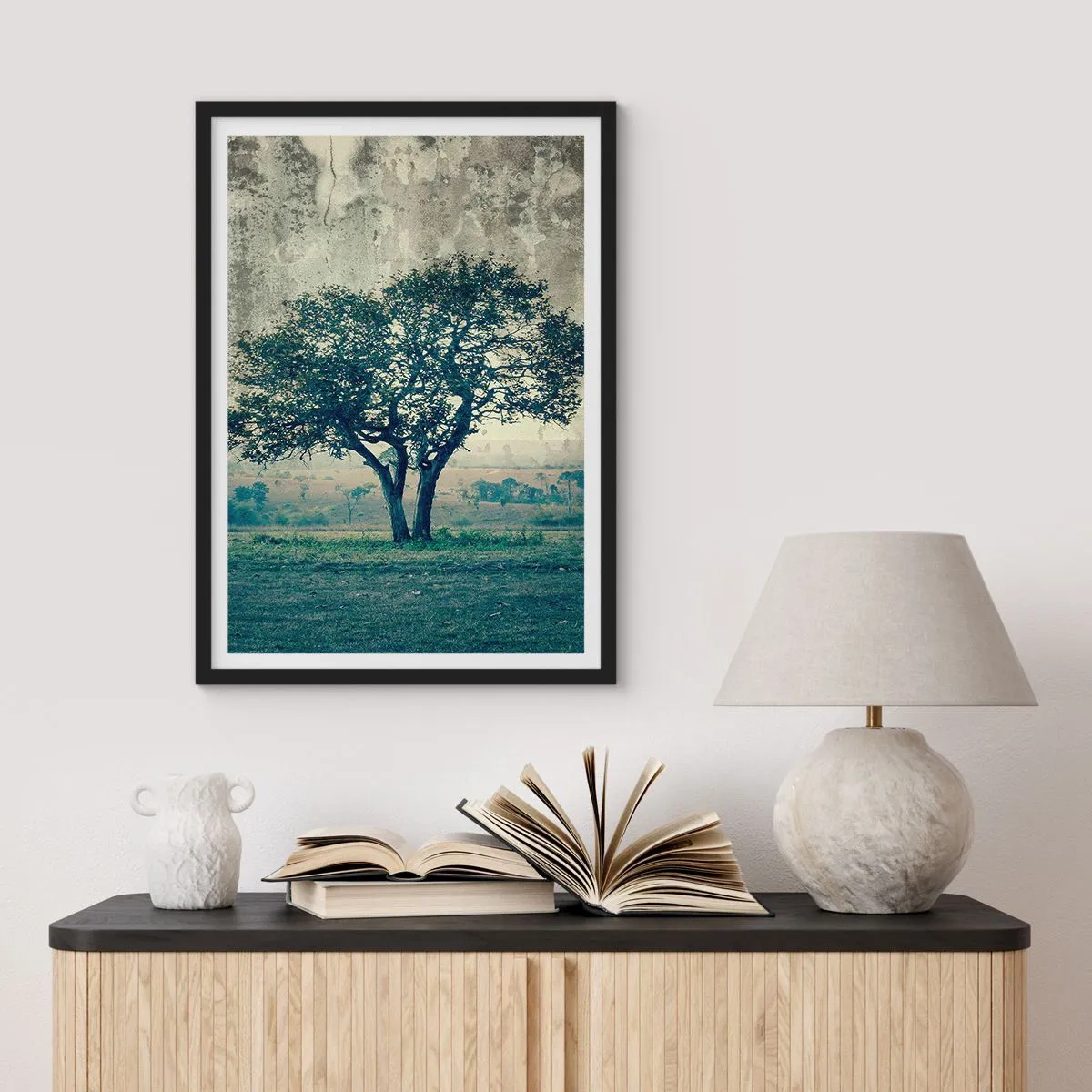 Póster en marco negro - Un árbol solitario en un paisaje rústico. - 50x70cm - El manzano - Decoración de pared moderna para salón y dormitorio ARTTOR