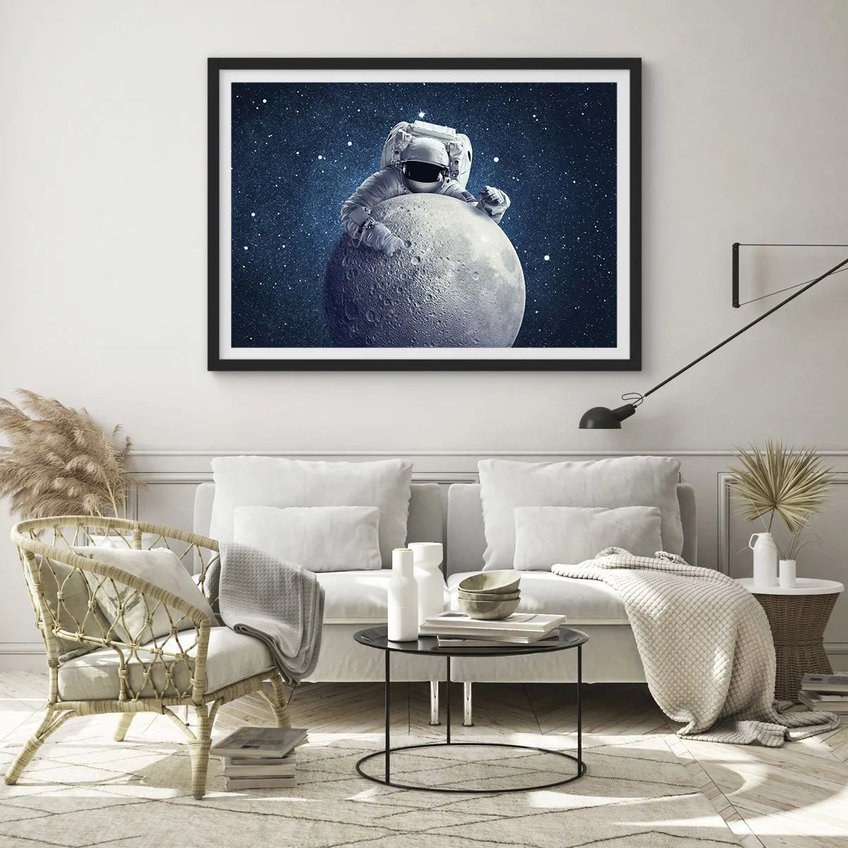 Póster en marco negro - Astronauta sosteniendo la luna contra un cielo estrellado - 100x70cm - Bromista espacial - Decoración de pared moderna para salón y dormitorio ARTTOR
