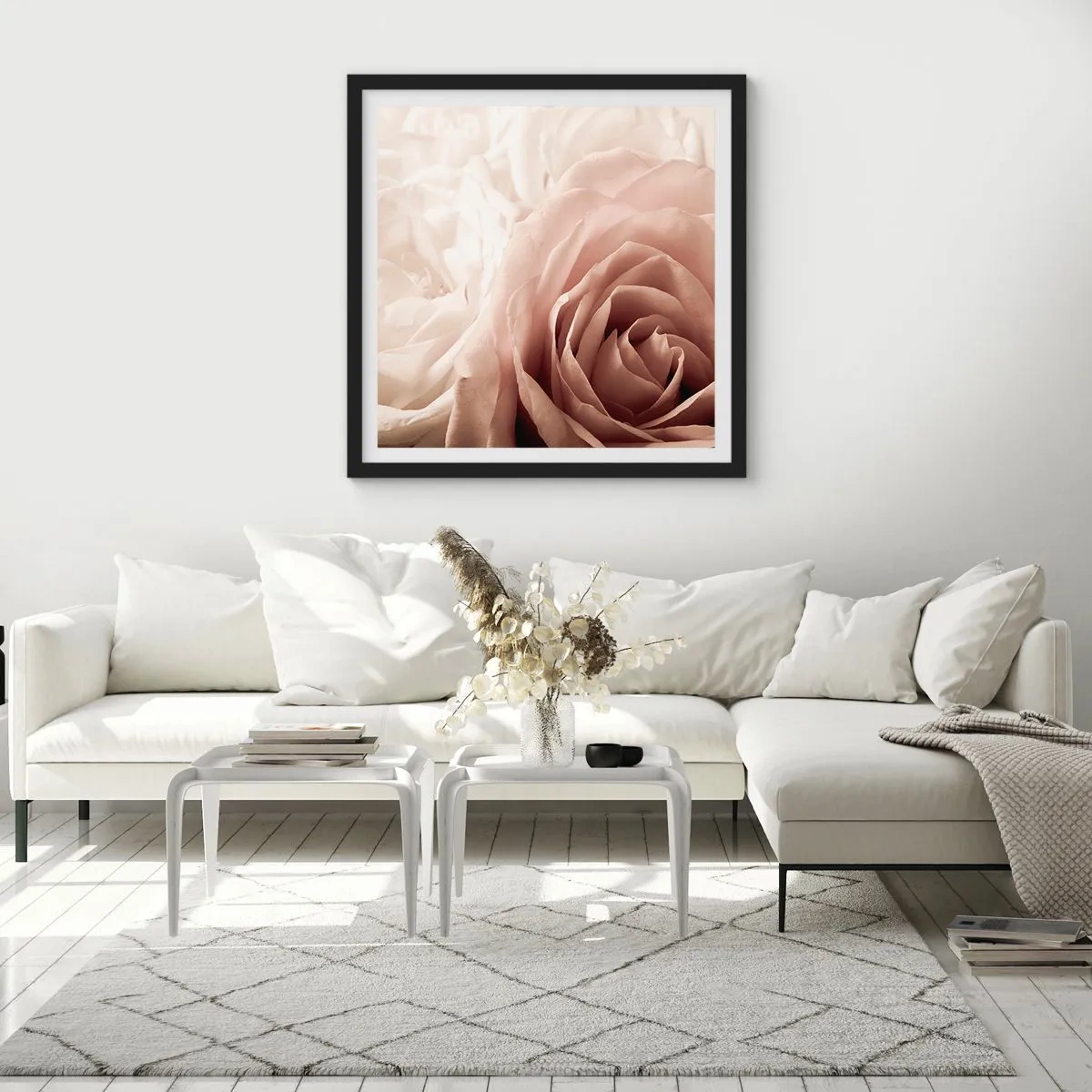 Póster en marco negro - En el corazón de una rosa - 30x30 cm