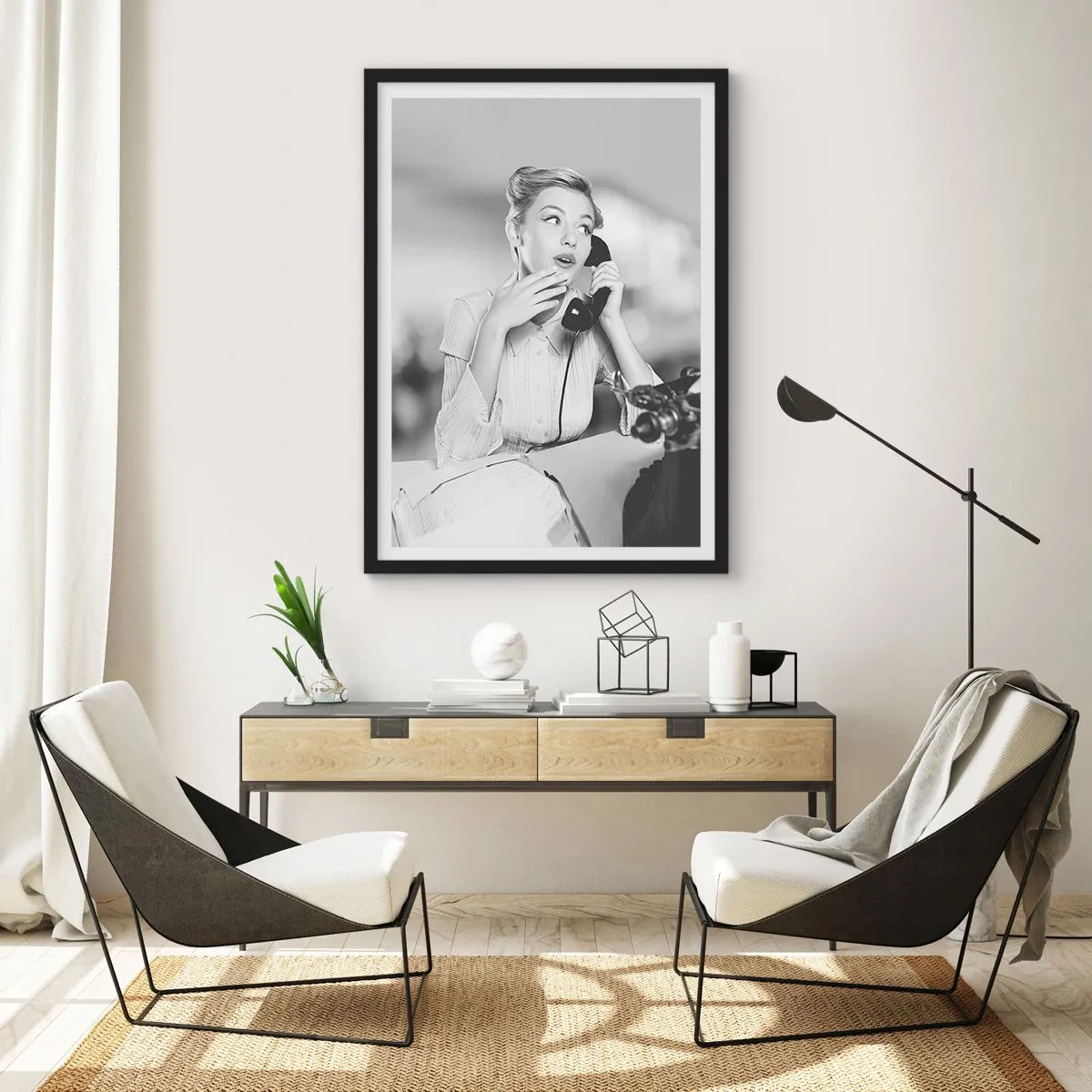 Póster en marco negro - Mujer de la década de 1950 hablando por teléfono en una oficina - 50x70cm - ¿Diga?, estamos en los años 50. - Decoración de pared moderna para salón y dormitorio ARTTOR