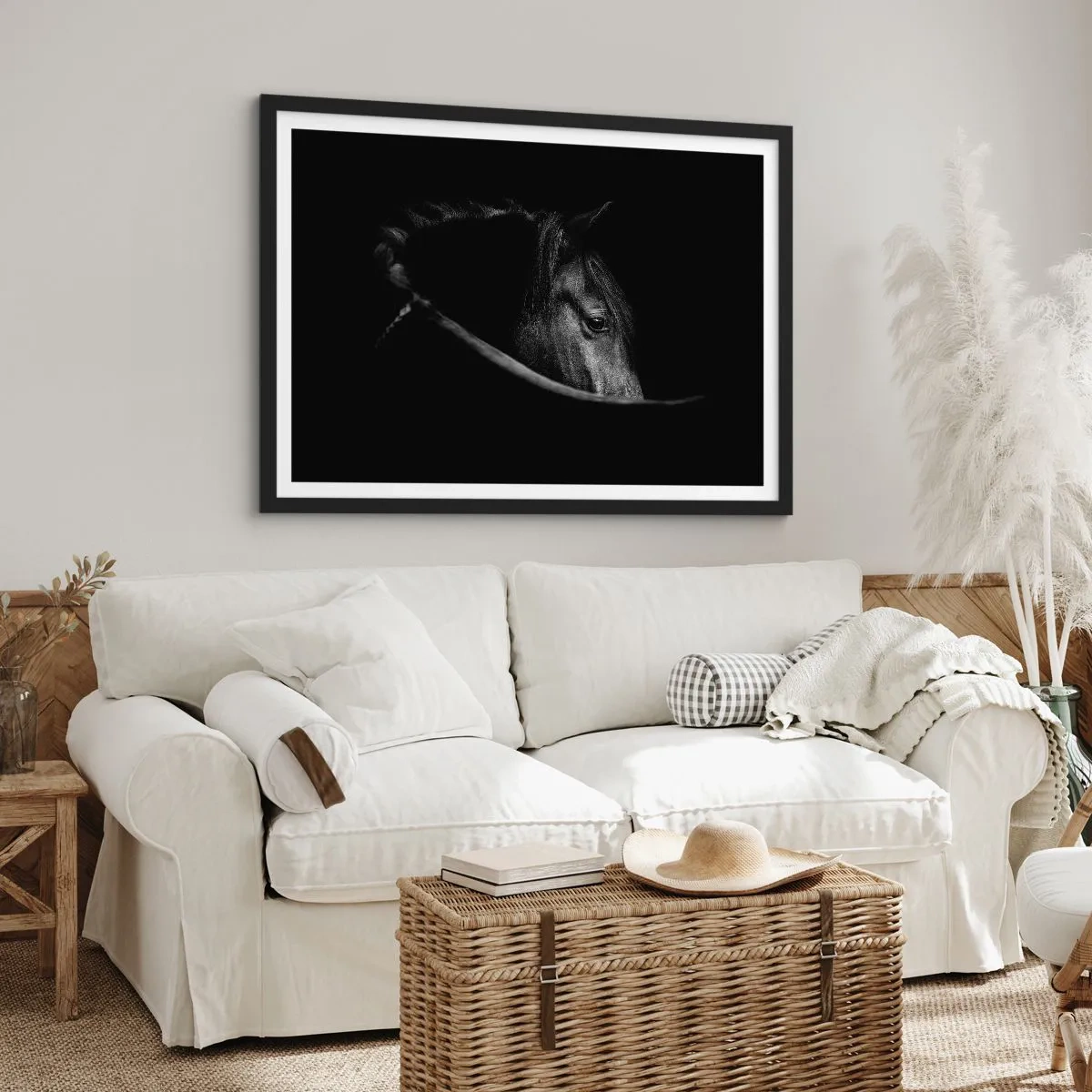 Póster en marco negro - Un retrato en blanco y negro de un caballo con un sutil juego de luces y sombras sobre un fondo oscuro. - 100x70cm - Príncipe negro - Decoración de pared moderna para salón y dormitorio ARTTOR