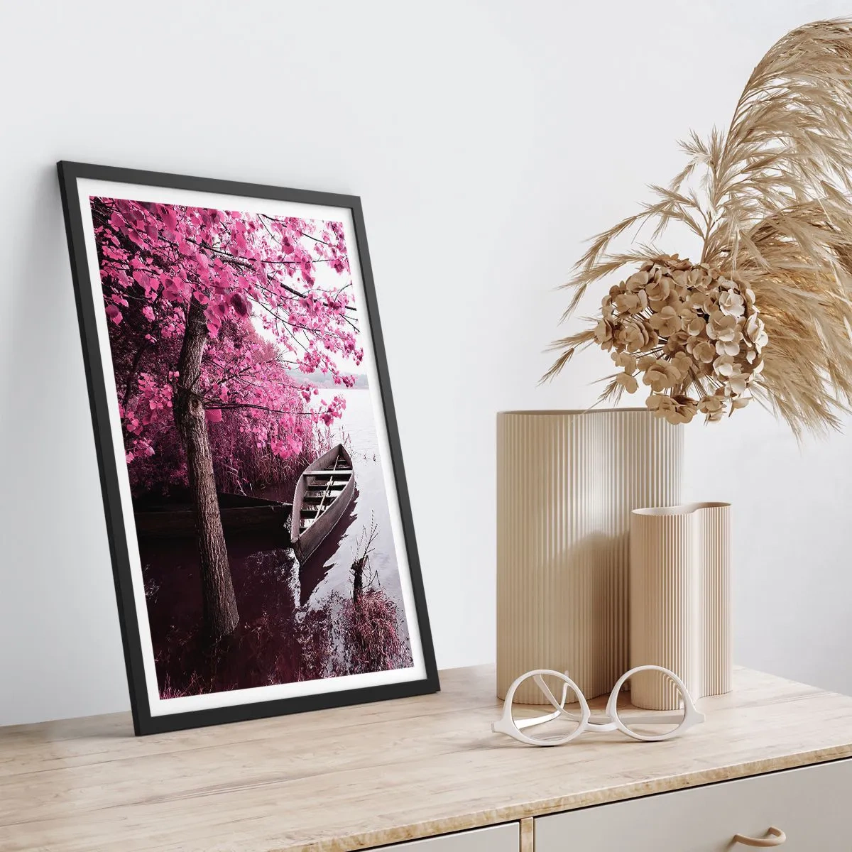 Póster en marco negro - En el silencio rosa - 70x100 cm
