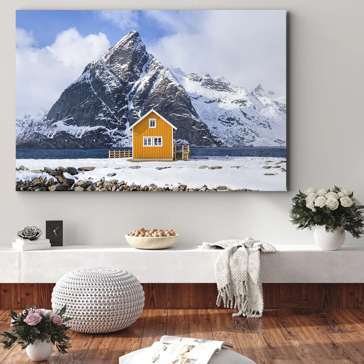 Cuadro sobre lienzo - Impresión de Imagen - Una casa amarilla con el telón de fondo de montañas cubiertas de nieve y el mar. - 70x50cm - Vacaciones escandinavas - Decoración de pared moderna para salón y dormitorio ARTTOR