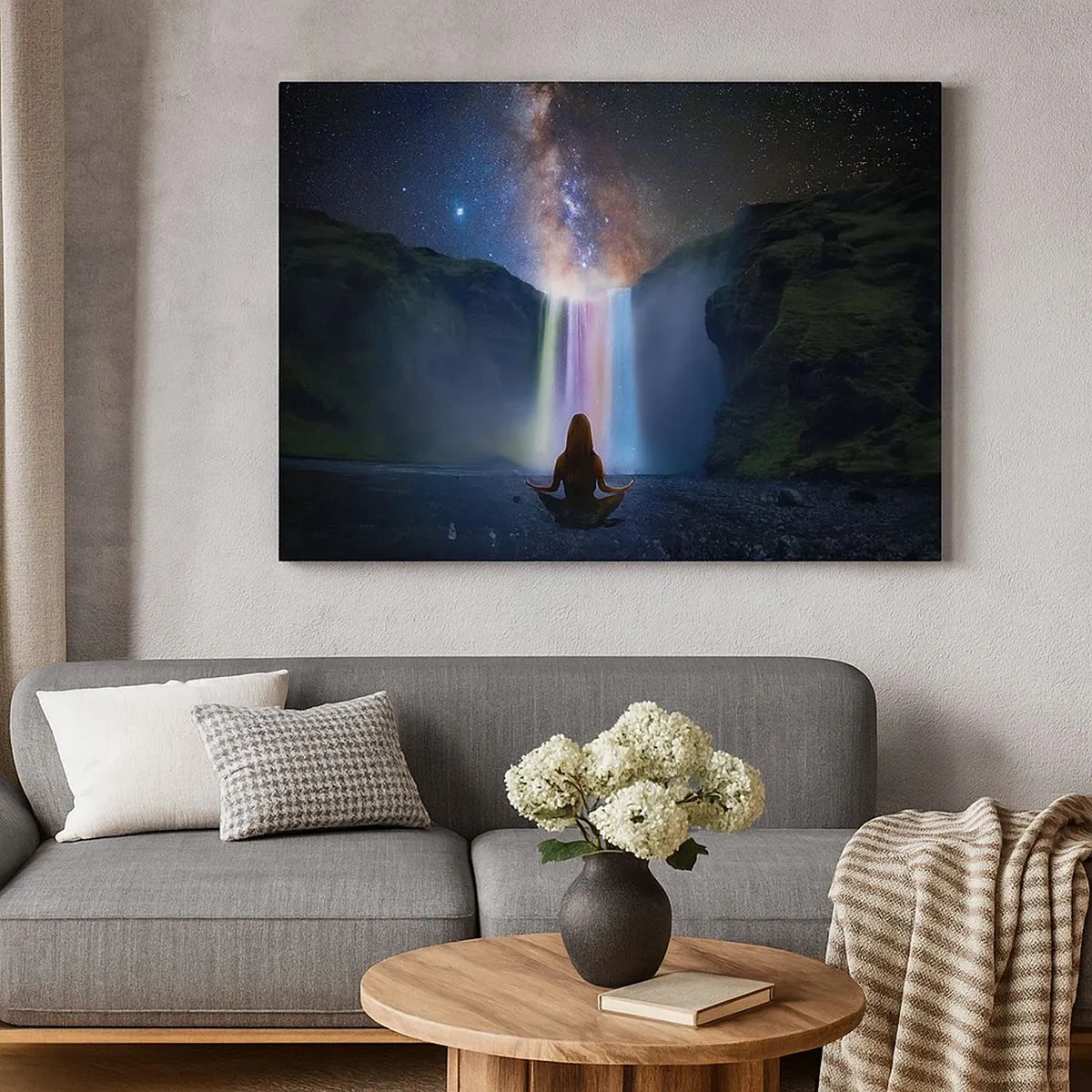 Cuadro sobre lienzo - Impresión de Imagen - Meditación frente a una cascada entre las estrellas. - 70x50cm - Armonía absoluta - Decoración de pared moderna para salón y dormitorio ARTTOR