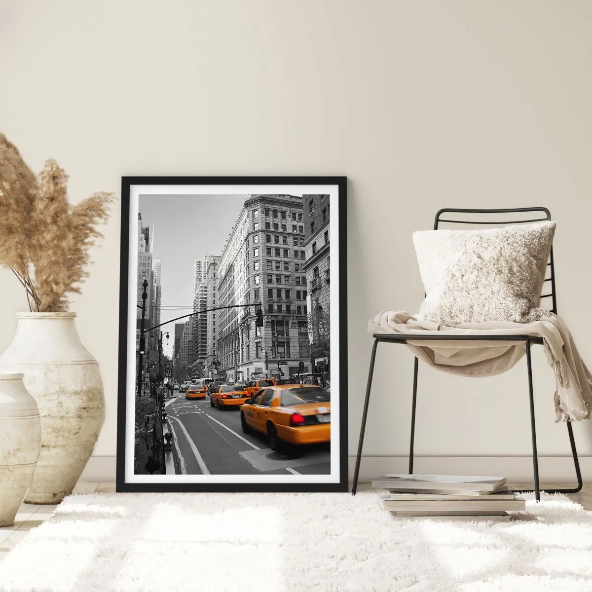 Póster en marco negro - Taxis amarillos en las calles de la ciudad en blanco y negro - 50x70cm - Los soles de la gran ciudad - Decoración de pared moderna para salón y dormitorio ARTTOR
