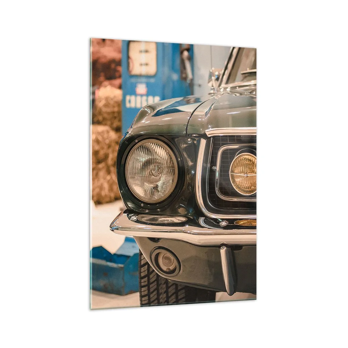 Cuadro sobre vidrio - Impresiones sobre Vidrio - Un coche retro icónico en un entorno clásico. - 70x100cm - Encuentro con una leyenda - Decoración de pared moderna para salón y dormitorio ARTTOR